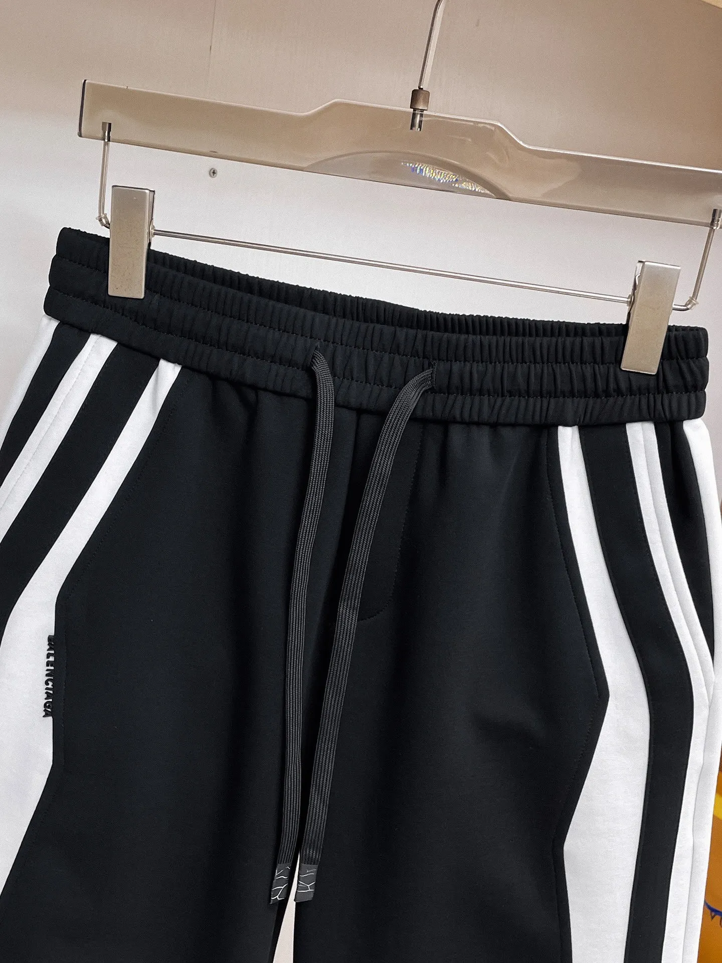 Balenciaga's three-standard complete 2026 summer New Arrival men's casual shorts, advanced custom-made Breathable fabric, Breathable fabric, extremely stretchy and comfortable, impeccable details, top-grade accessories, original logo design concept, delicate and soft feel! The upper body fit is awesome! Size: M-XXXL Please state your height and weight when ordering